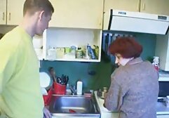 Kérj meg két gyermeket a kabinba, amíg te. Annak tudatában, hogy a szerelem nem utasít el semmit, a srácok úgy döntenek, hogy szexelnek. Először a borjak csak partnereiket táplálták, de izgatottak, elkezdtek porno film teljes magyarul változni. Gyorsan felállt, és ahogy az várható volt, a lány, és elkezdett pihenni.
